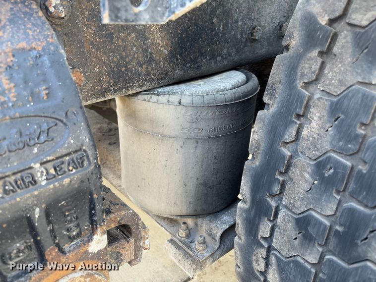 image for item FB3185 2000 Peterbilt 378 semi truck