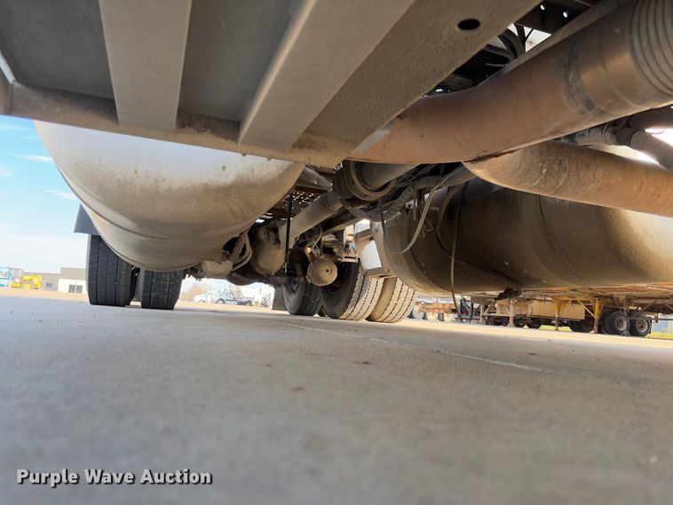 image for item FB3185 2000 Peterbilt 378 semi truck