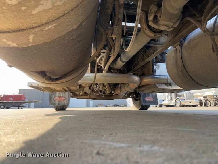 image for item FB3185 2000 Peterbilt 378 semi truck