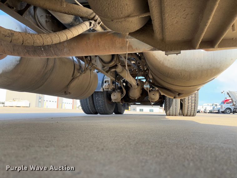 image for item FB3185 2000 Peterbilt 378 semi truck