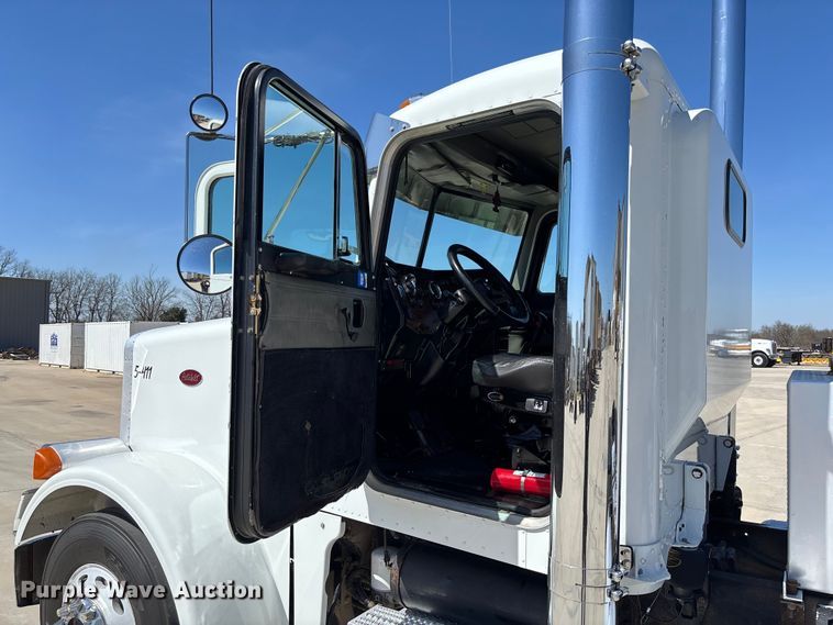 image for item FB3185 2000 Peterbilt 378 semi truck