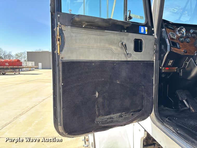 image for item FB3185 2000 Peterbilt 378 semi truck