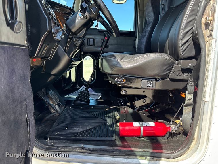 image for item FB3185 2000 Peterbilt 378 semi truck