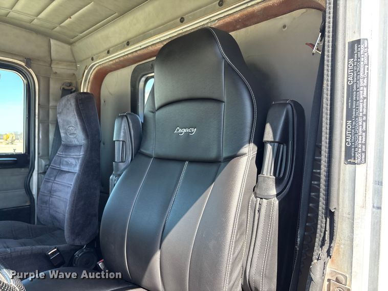 image for item FB3185 2000 Peterbilt 378 semi truck