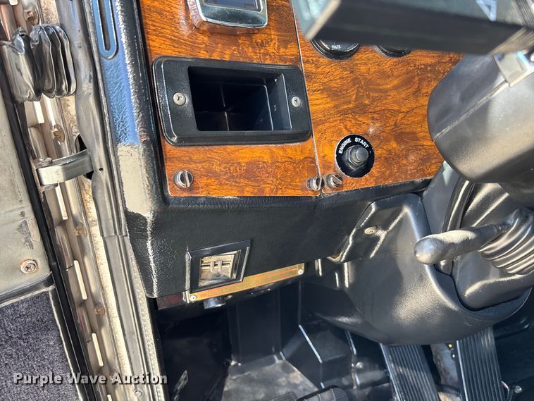 image for item FB3185 2000 Peterbilt 378 semi truck