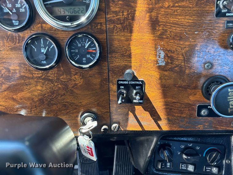 image for item FB3185 2000 Peterbilt 378 semi truck