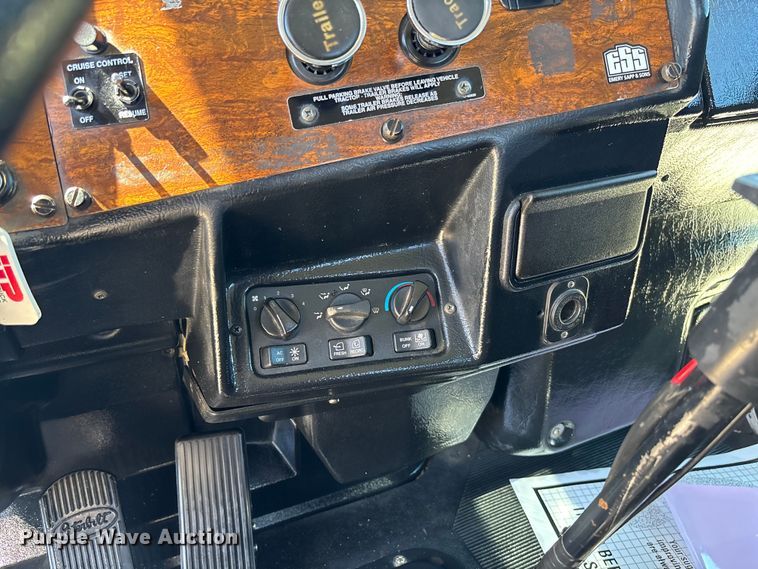 image for item FB3185 2000 Peterbilt 378 semi truck