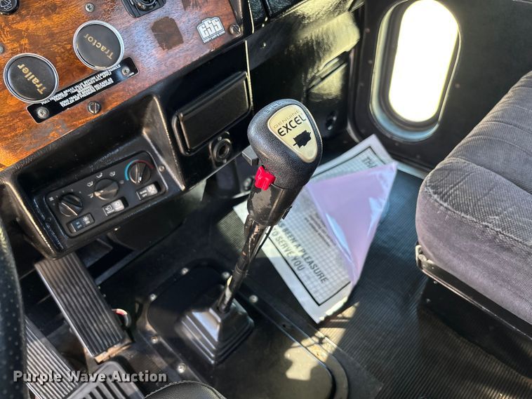 image for item FB3185 2000 Peterbilt 378 semi truck