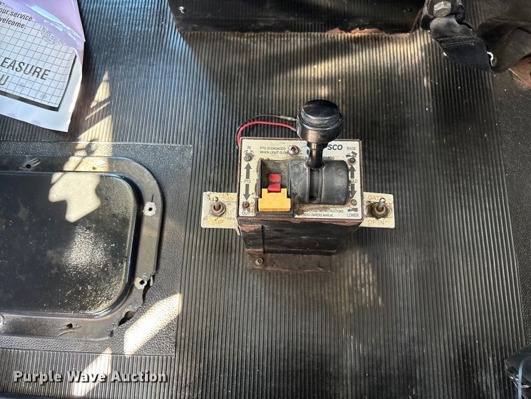 image for item FB3185 2000 Peterbilt 378 semi truck