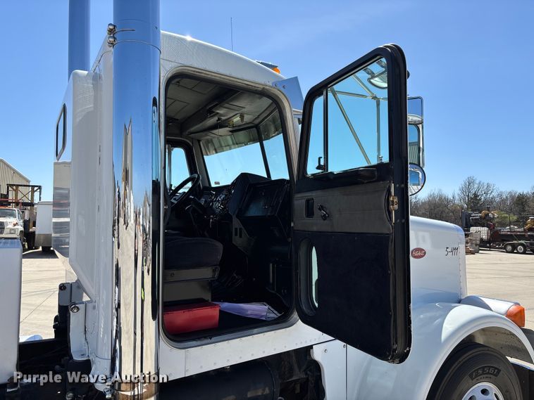 image for item FB3185 2000 Peterbilt 378 semi truck