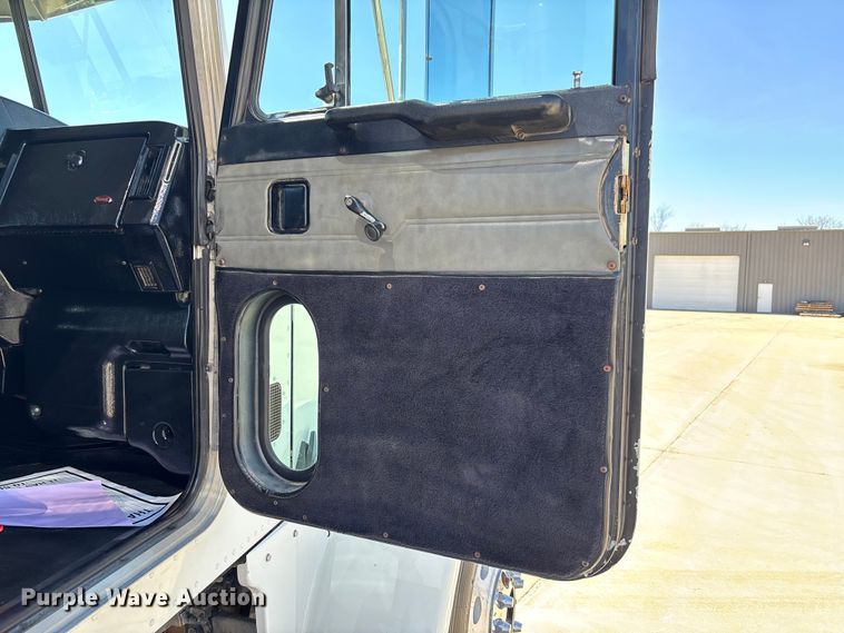 image for item FB3185 2000 Peterbilt 378 semi truck