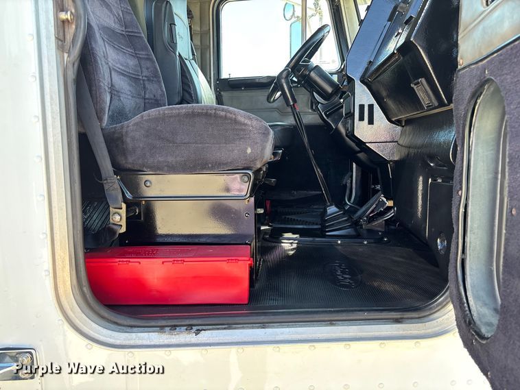 image for item FB3185 2000 Peterbilt 378 semi truck