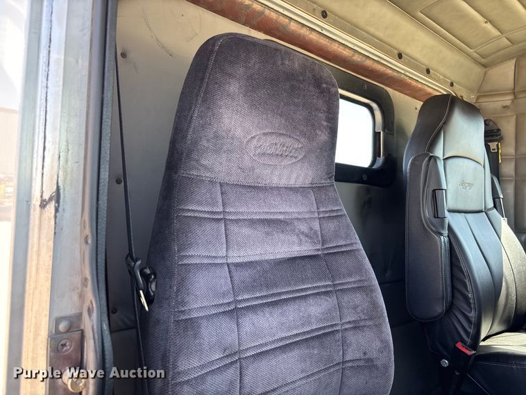 image for item FB3185 2000 Peterbilt 378 semi truck