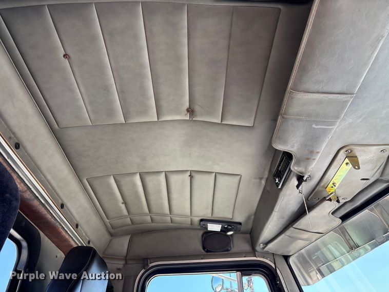 image for item FB3185 2000 Peterbilt 378 semi truck