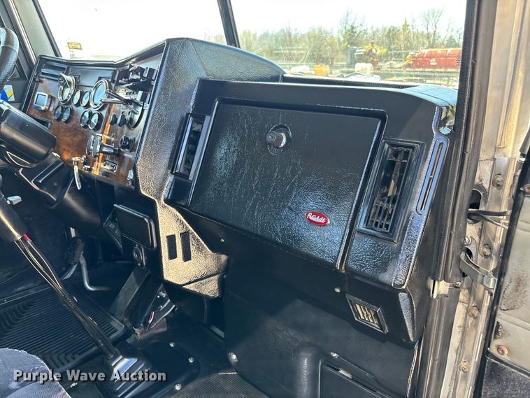 image for item FB3185 2000 Peterbilt 378 semi truck