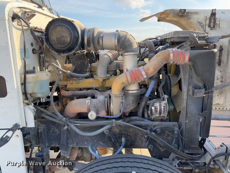 image for item FB3185 2000 Peterbilt 378 semi truck