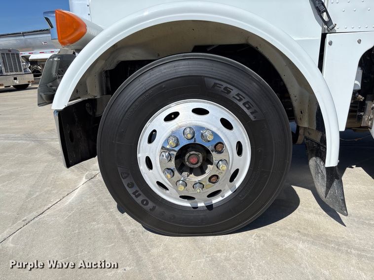 image for item FB3185 2000 Peterbilt 378 semi truck