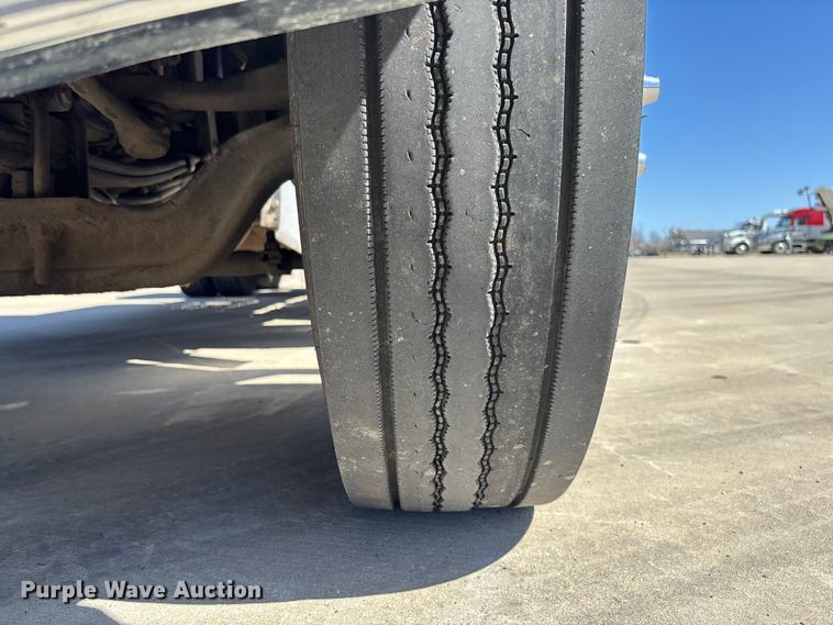 image for item FB3185 2000 Peterbilt 378 semi truck