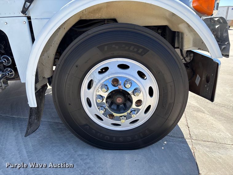 image for item FB3185 2000 Peterbilt 378 semi truck