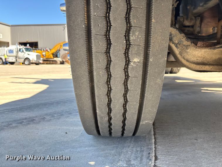 image for item FB3185 2000 Peterbilt 378 semi truck