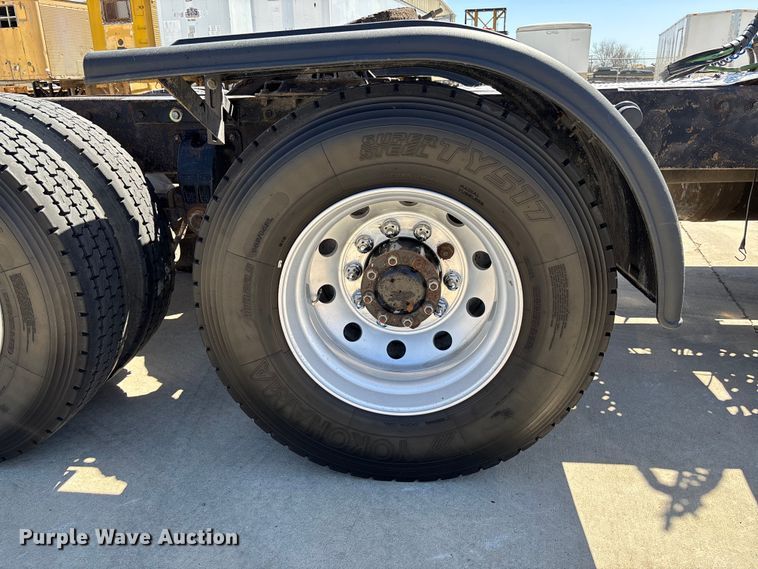 image for item FB3185 2000 Peterbilt 378 semi truck