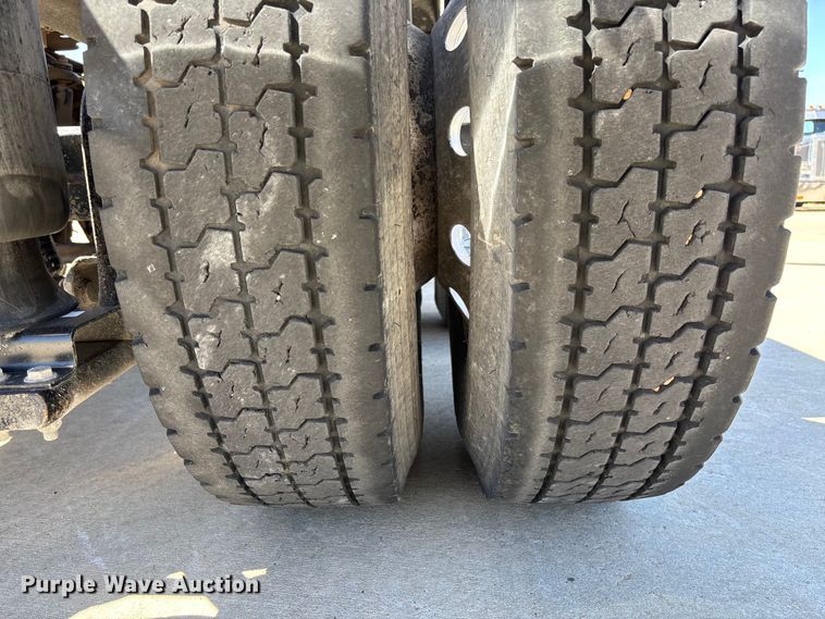 image for item FB3185 2000 Peterbilt 378 semi truck