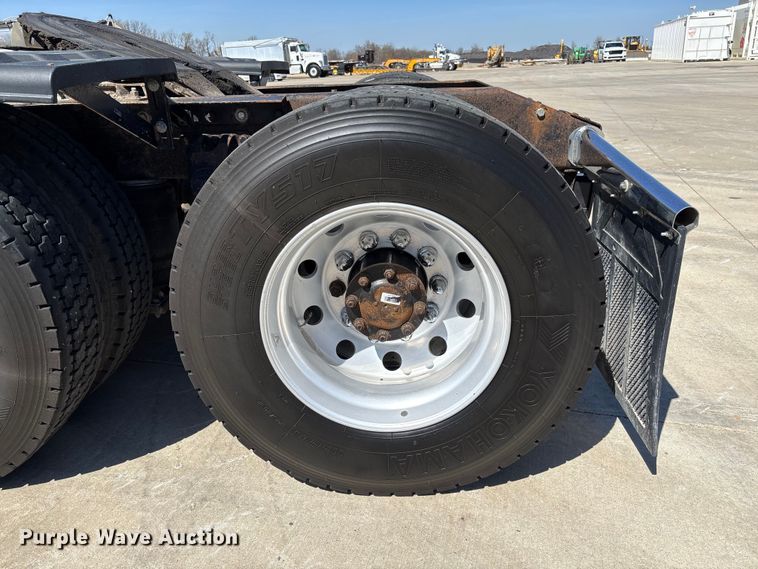 image for item FB3185 2000 Peterbilt 378 semi truck