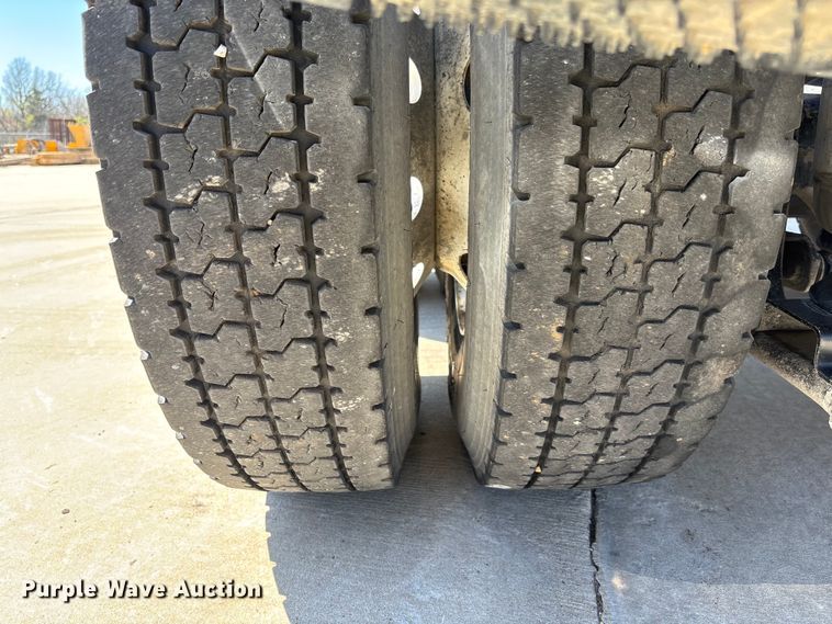 image for item FB3185 2000 Peterbilt 378 semi truck