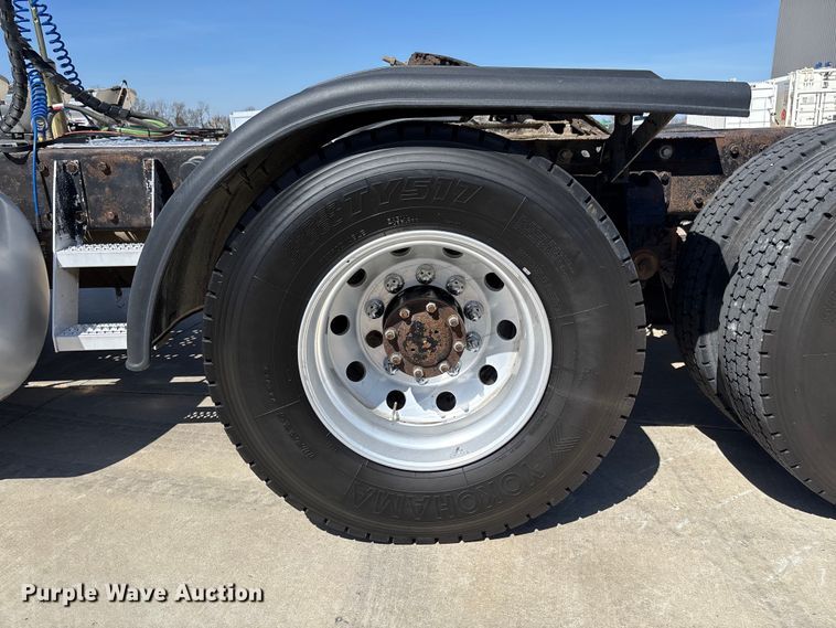 image for item FB3185 2000 Peterbilt 378 semi truck