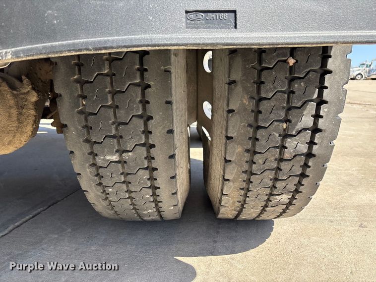 image for item FB3185 2000 Peterbilt 378 semi truck