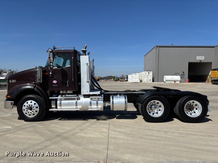 image for item FB3190 2018 International HX620 semi truck