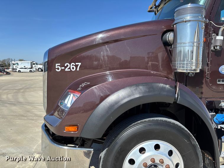 image for item FB3190 2018 International HX620 semi truck