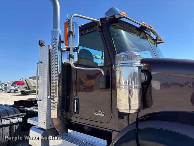 image for item FB3190 2018 International HX620 semi truck