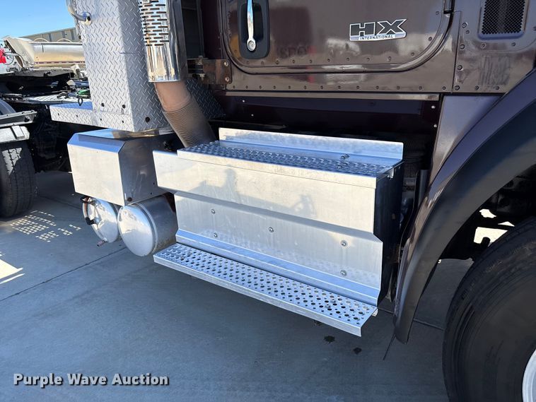 image for item FB3190 2018 International HX620 semi truck