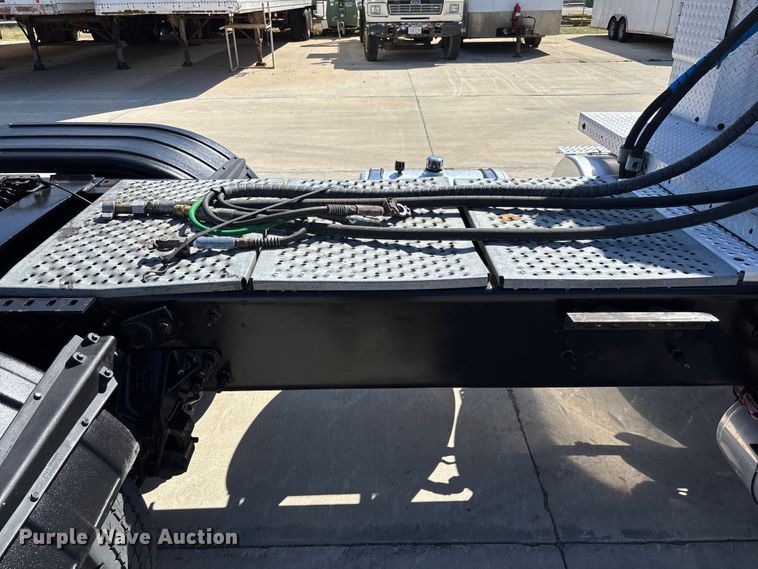 image for item FB3190 2018 International HX620 semi truck