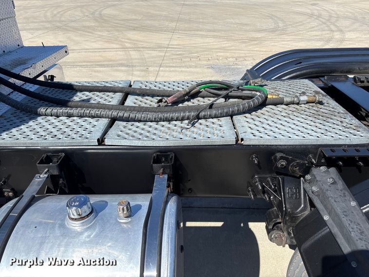 image for item FB3190 2018 International HX620 semi truck