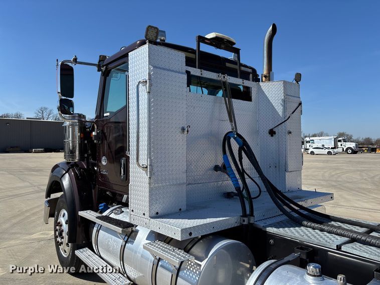 image for item FB3190 2018 International HX620 semi truck