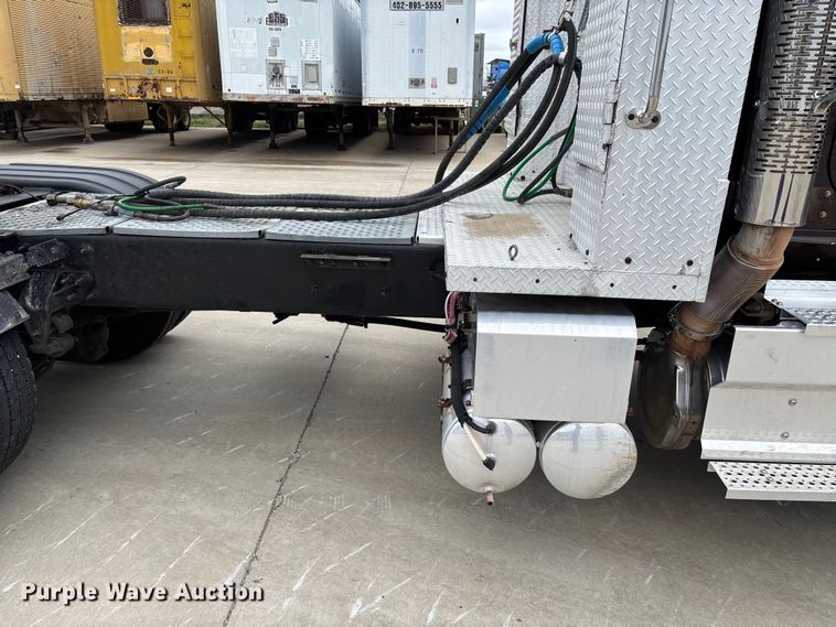 image for item FB3190 2018 International HX620 semi truck