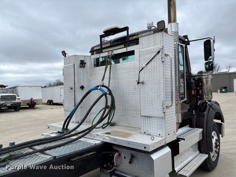 image for item FB3190 2018 International HX620 semi truck