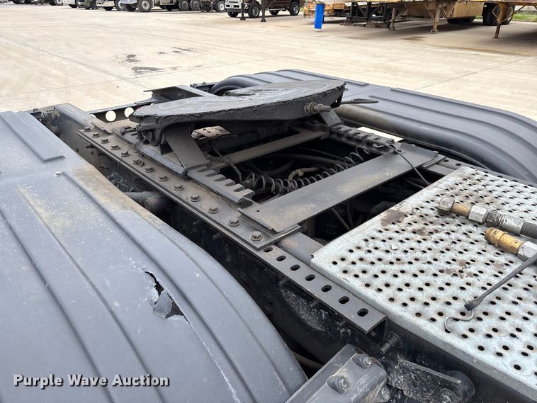 image for item FB3190 2018 International HX620 semi truck