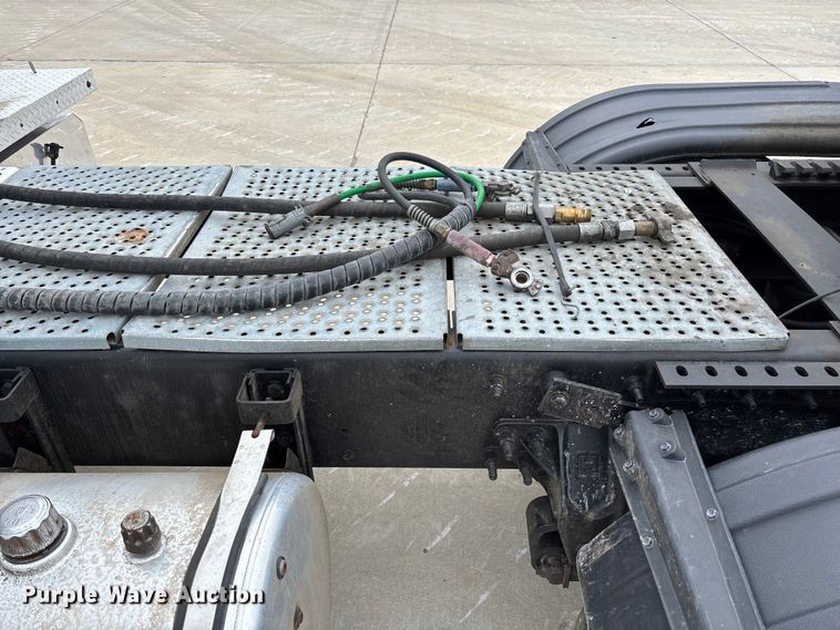 image for item FB3190 2018 International HX620 semi truck