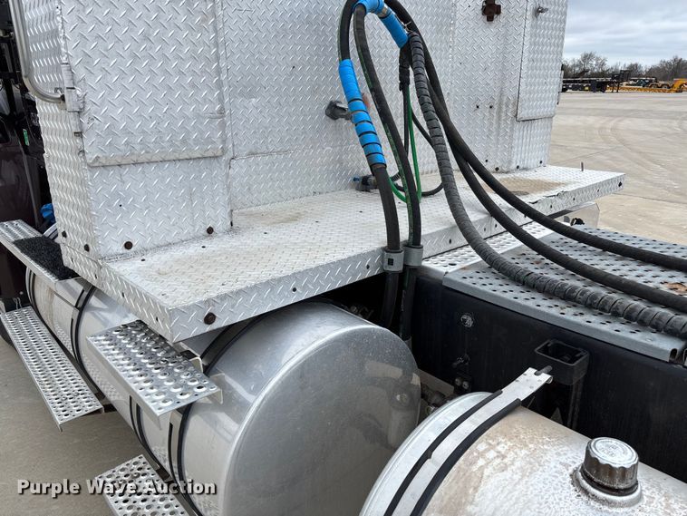 image for item FB3190 2018 International HX620 semi truck