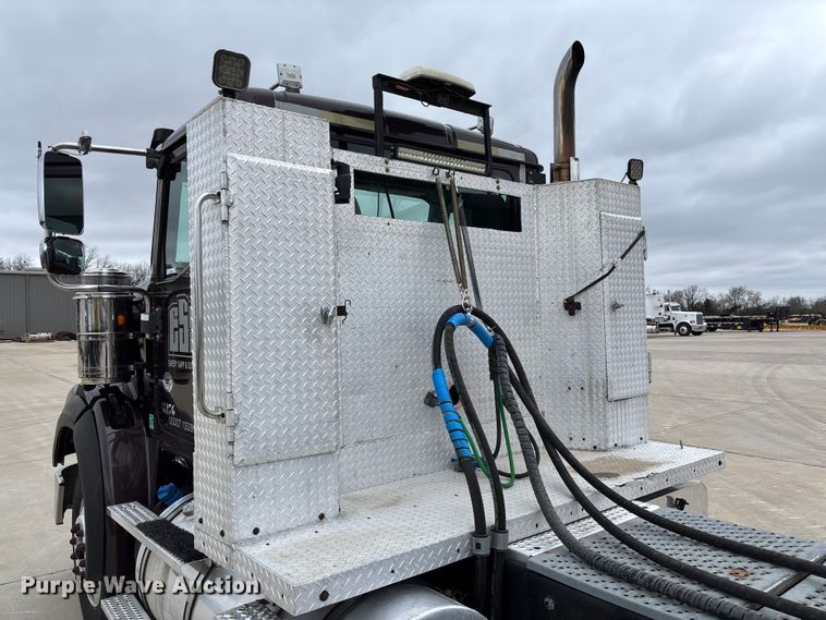 image for item FB3190 2018 International HX620 semi truck