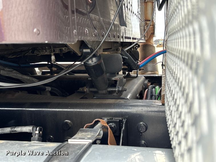 image for item FB3190 2018 International HX620 semi truck