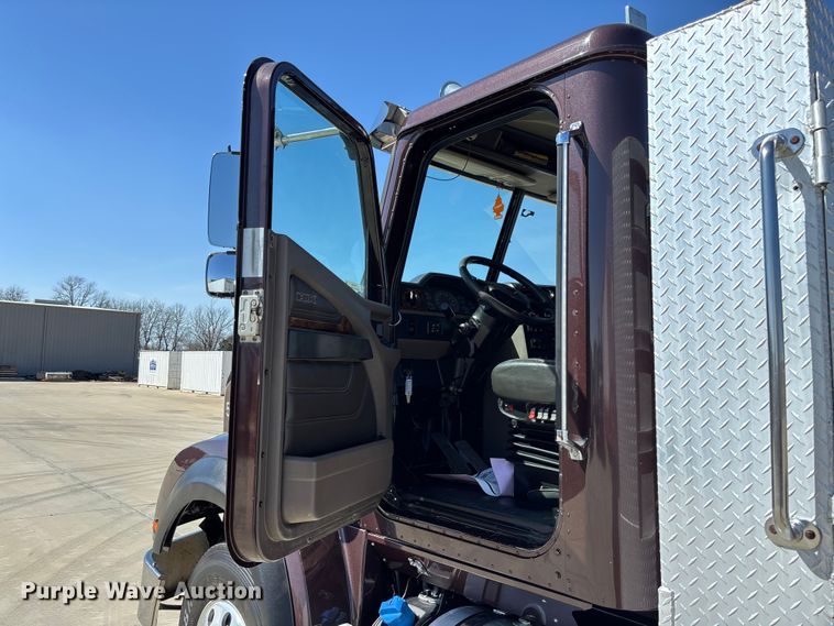 image for item FB3190 2018 International HX620 semi truck