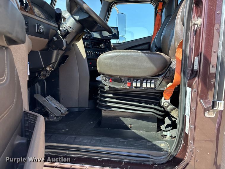 image for item FB3190 2018 International HX620 semi truck