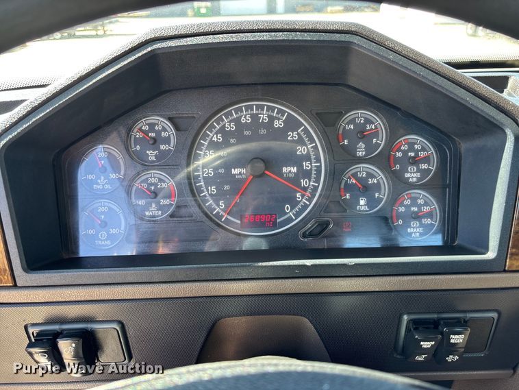 image for item FB3190 2018 International HX620 semi truck