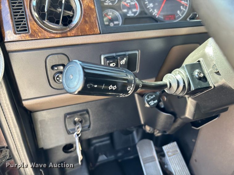 image for item FB3190 2018 International HX620 semi truck