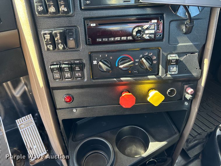 image for item FB3190 2018 International HX620 semi truck