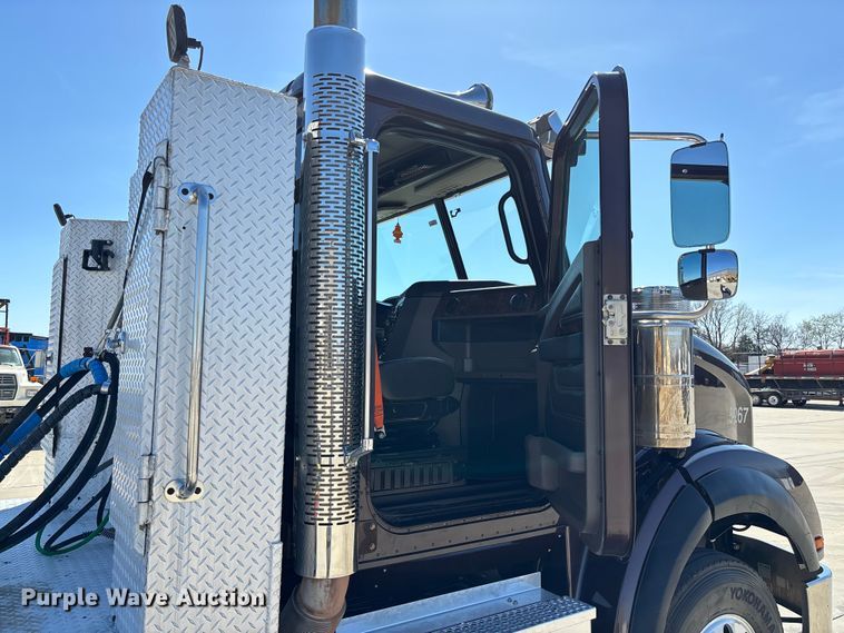 image for item FB3190 2018 International HX620 semi truck